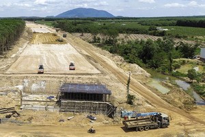 Thi công đường bộ cao tốc Bắc - Nam phía Đông, đoạn Phan Thiết - Dầu Giây.