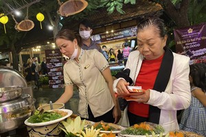 Các gian hàng giới thiệu và bán đặc sản, món ngon theo từng vùng miền