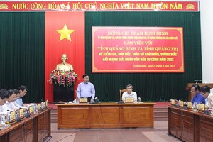 Phó Thủ tướng Thường trực Chính phủ Phạm Bình Minh chỉ đạo tại buổi làm việc với 2 tỉnh Quảng Bình và Quảng Trị.
