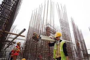 Lợi nhuận của doanh nghiệp xây lắp suy giảm vì có ít nhất 20-30% trong khối này nợ lẫn nhau. Ảnh: Đức Thanh