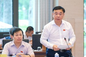 Ủy viên Thường trực Ủy ban Tư pháp Nguyễn Công Long trình bày báo cáo của Tiểu ban 1.