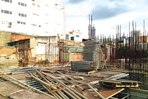 Một dự án thi công dang dở ở TP.HCM. Ảnh: Việt Dũng