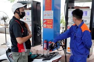 Mua bán xăng dầu tại cửa hàng kinh doanh xăng dầu thuộc Tập đoàn xăng dầu Việt Nam (Petrolimex). Ảnh: Trần Việt - TTXVN