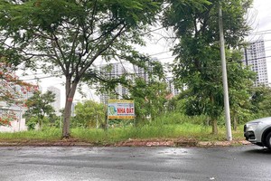 Các lô đất nền tại Khu nhà ở Tân An Huy được giới môi giới nhà đất rao bán, mặc dù khách hàng chưa được bàn giao