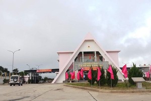 Quốc lộ 14D nối Cửa khẩu quốc tế Nam Giang. Ảnh: Thanh Chung