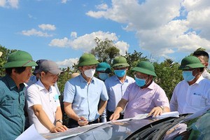 Bí thư Tỉnh ủy Quảng Trị Lê Quang Tùng cùng với lãnh đạo chủ chốt của địa phương trong một chuyến kiểm tra thực địa các dự án giao thông trọng điểm trên địa bàn tỉnh.