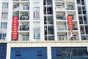 Cư dân chung cư Mỹ Sơn Tower căng băng-rôn yêu cầu chủ đầu tư Công ty Mỹ Sơn hoàn thiện nghiệm thu phòng cháy, chữa cháy.