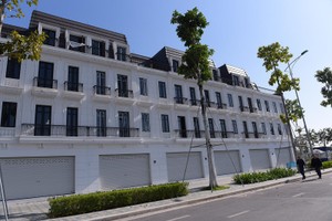 Tín dụng bị “siết” ảnh hưởng trực tiếp tới thanh khoản thị trường địa ốc. Ảnh: Dũng Minh