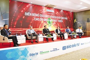 Các vị khách mời tại Talk show Biến động giá dầu và kịch bản ứng phó cho ổn định và phát triển. Ảnh: Chí Cường