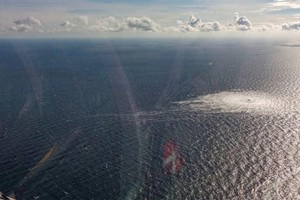 Bong bóng khí rò rỉ từ đường ống Nord Stream 2 nổi lên bề mặt biển Baltic. (Nguồn: BQP Đan Mạch)