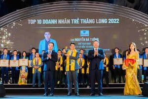 Ban tổ chức trao giải thưởng Doanh nhân trẻ Thăng Long tới 10 cá nhân tiêu biểu và Tuyên dương Top 30 Doanh nhân trẻ Thủ đô tiêu biểu
