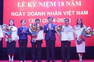 Tại hội nghị, UBND tỉnh Phú Yên đã tặng bằng khen cho 15 doanh nhân tiêu biểu năm 2022 có thành tích xuất sắc trong đóng góp phát triển của tỉnh Phú Yên. Nguồn: PYO
