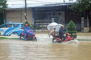 Đường 23 tháng 10, đoạn qua thôn Phú Trung, xã Vĩnh Thạnh (Nha Trang) thường xuyên bị ngập sâu khi có mưa, lũ lớn Ảnh: Nhiệt Băng