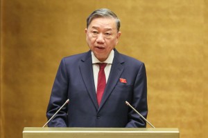 Bộ trưởng Bộ Công an Tô Lâm trình bày dự thảo Nghị quyết về thí điểm cấp quyền lựa chọn sử dụng biển số ô tô thông qua đấu giá trong phiên họp sáng 21/10