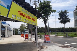 Quang cảnh đìu hiu tại một văn phòng giao dịch nhà đất cho dự án Nằm trong khu công nghiệp. Ảnh: Việt Dũng