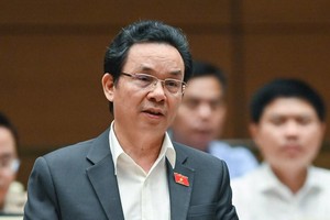 Đại biểu Hoàng Văn Cường phát biểu tại hội trường sáng 24/10