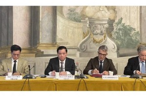 Chủ tịch UBND tỉnh Thái Bình Nguyễn Khắc Thận cùng lãnh đạo Thương vụ Việt Nam tại Italy và Liên đoàn giới chủ Toscana chủ trì buổi hội thảo