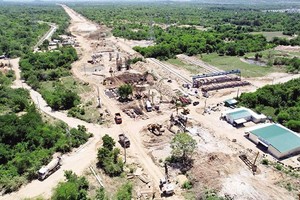 Thi công đoạn Cam Lâm - Vĩnh Hảo thuộc Dự án Xây dựng một số đoạn đường bộ cao tốc trên tuyến Bắc - Nam phía Đông