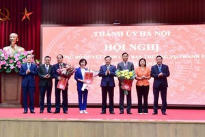 Thường trực Thành ủy Hà Nội tặng hoa chúc mừng ba đồng chí nhận nhiệm vụ mới. (Ảnh: Thanh Hải) 