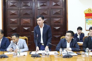 Đại diện Liên danh nhà thầu MC-HDEC-CC1 báo cáo tình hình triển khai Dự án Nhà máy Nhiệt điện Quảng Trạch 1. Nguồn: quangbinh.gov.vn