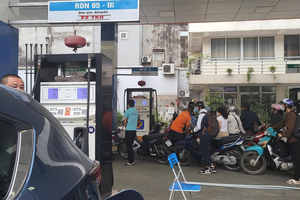 Sáng 7/11, tại cây xăng tại 69 Lạc Trung, Vĩnh Tuy (Hà Nội) bán xăng không quá 500.000 đồng/xe ô tô.