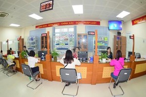 Giao dịch, tiếp nhận và trả kết quả hồ sơ giải quyết thủ tục hành chính tại Bộ phận "một cửa" Bảo hiểm Xã hội Thành phố Hà Nội.