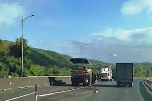 Tuyến đường Quốc lộ 1A qua tỉnh Phú Yên nhiều đoạn phải tiến hành sửa chữa hư hỏng. Ảnh: Nguyễn Toàn.