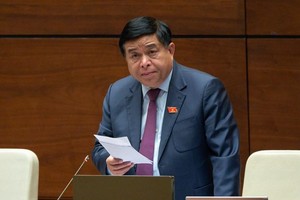 Bộ trưởng Bộ Kế hoạch và Đầu tư Nguyễn Chí Dũng đã ký văn bản gửi Quốc hội báo cáo một số nội dung tiếp thu, giải trình ý kiến của đại biểu Quốc hội tại phiên thảo luận tại Tổ về Dự án Luật Đấu thầu.