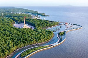 Cà Mau có điều kiện thuận lợi để phát triển kinh tế thủy sản, nông nghiệp chất lượng cao, đặc biệt là du lịch. Trong ảnh: Mũi Cà Mau, điểm tham quan thu hút đông du khách