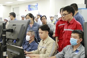 Đội ngũ cán bộ chuyên gia vận hành của Petrovietnam phấn khởi khi thành công nâng công suất tối đa Tổ máy số 1 NMNĐ Thái Bình 2.