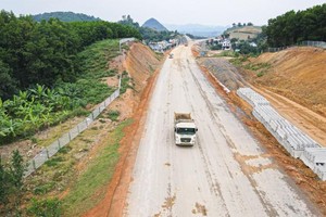 Thủ tướng Chính phủ yêu cầu các bộ, ngành, địa phương và các cơ quan liên quan đã tích cực tổ chức triển khai, tập trung tháo gỡ các khó khăn, phối hợp chặt chẽ để giải quyết các công việc theo thẩm quyền; đẩy nhanh tiến độ câo tốc Bắc - Nam. Ảnh minh hoạ