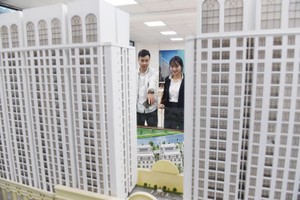 Nhiều sản phẩm đang giảm giá, bao gồm cả nhà chung cư. Ảnh: Dũng Minh