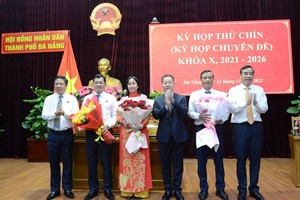 Lãnh đạo Thành phố Đà Nẵng tặng hoa chúc mừng ông Trần Phước Sơn và bà Nguyễn Thị Anh Thi được bầu làm Phó Chủ tịch HĐND thành phố. Ông Phạm Nam Sơn được bầu bổ sung Ủy viên UBND thành phố.