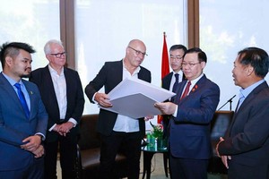 Chủ tịch Quốc hội Vương Đình Huệ tiếp Bộ trưởng Bộ Ngân khố Bang Victoria Tim Pallas, đại diện Tập đoàn Linfox, Tập đoàn Elenberg Fraser và Sinclair Brook - (Ảnh: Doãn Tấn/TTXVN).