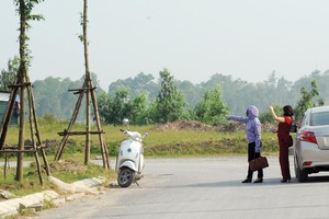 Môi giới đưa khách hàng đi xem “hàng ngộp”. Ảnh: Dũng Minh 