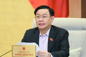 Chủ tịch Quốc hội Vương Đình Huệ phát biểu tại phiên họp.