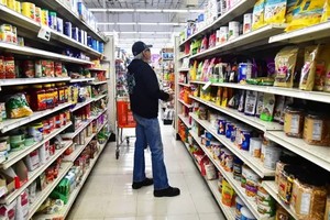 Bên trong một cửa hàng tiện lợi tại thành phố Monterey Park, bang California, Mỹ. Ảnh: AFP