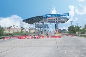 Trạm thu phí cầu Văn Lang.