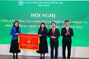 Thứ trưởng Bộ Văn hóa, Thể thao và Du lịch Trịnh Thị Thủy tặng Cờ thi đua cho Sở Du lịch Hà Nội.