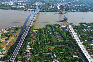 Thi công cầu Mỹ Thuận 2, chuẩn bị đấu nối cao tốc Bắc Nam. Ảnh: Lê Toàn