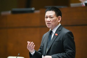 Bộ trưởng Bộ Tài chính Hồ Đức Phớc giải trình ý kiến đại biểu.