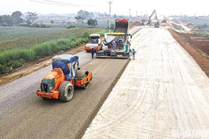 Thi công xây dựng cao tốc Mai Sơn - Quốc lộ 45. Ảnh: A.M