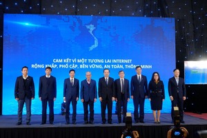 Ông Mai Liêm Trực (thứ tư từ trái sang), ông Vũ Hoàng Liên (thứ tư từ phải sang) - những người được đánh giá là có ảnh hưởng lớn nhất đến sự phát triển Internet tại Việt Nam giai đoạn 1997-2017, trong Lễ kỷ niệm 25 năm Internet tại Việt Nam, tháng 12/2022