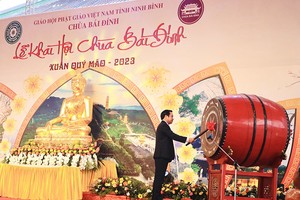 Chủ tịch UBND tỉnh Ninh Bình Phạm Quang Ngọc gióng trống khai hội chùa Bái Đính
