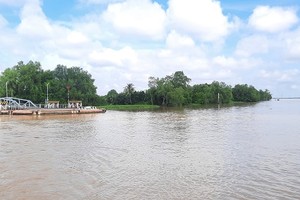 Bến phà Tân Phú trên Quốc lộ 57B, qua sông Hàm Luông, nối huyện Châu Thành với huyện Chợ Lách (tỉnh Bến Tre)