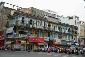 Người dân di dời khỏi chung cư “chờ sập” ở TP.HCM 