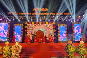 Ông Nguyễn Cao Lân, Bí thư Huyện ủy An Lão đánh trống khai hội. Ảnh: Quỳnh Nga.