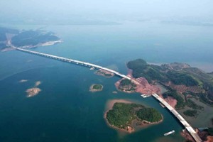 Vùng đồng bằng sông Hồng được kỳ vọng là trung tâm kinh tế, tài chính lớn mang tầm khu vực và thế giới. Ảnh minh họa: Cầu Tiên Yên, Quảng Ninh.