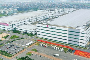 Hàng loạt tên tuổi lớn của thế giới đã chọn và đưa các địa phương trong Vùng đồng bằng sông Hồng thành “cứ điểm” sản xuất của mình. Trong ảnh: Nhà máy LG Display tại Hải Phòng Ảnh: Đức Thanh.
