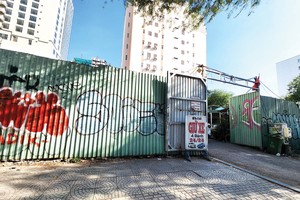 Dự án nhà ở xã hội tại số 23 - Lý Tự Trọng (quận 1, TP.HCM) chưa xây dựng, đang quây tôn xung quanh để tận dụng làm bãi giữ xe.